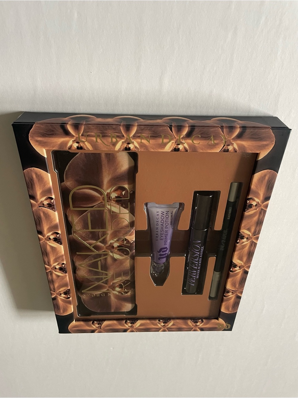 Urban Decay Eyeshadow Set with Brown and Gold Tones - Picture 7 of 7